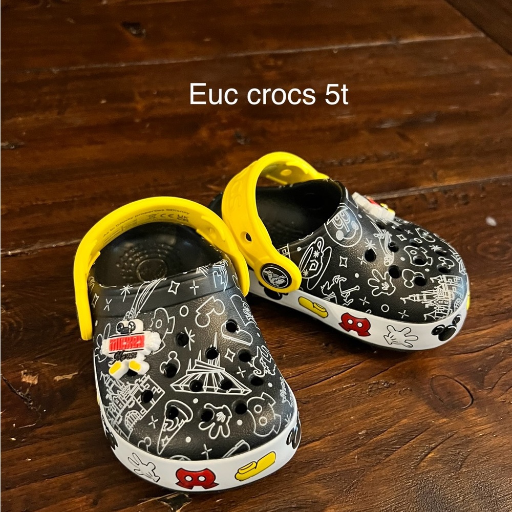 LIKE NEW! Disney light up 💡 CROCS - purchased at Disney World